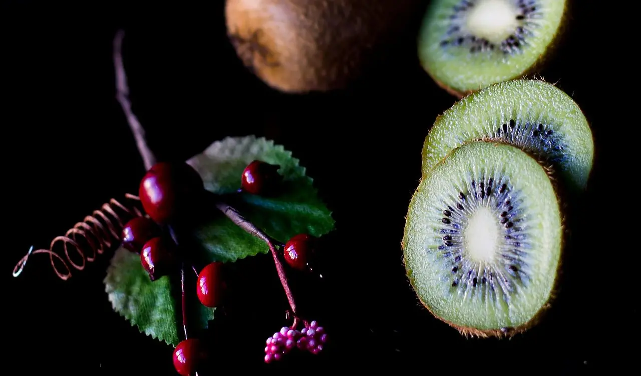 sliced kiwi fruits
